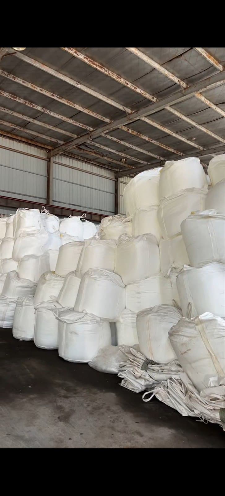 Palletised big bags of agricultural-grade ammonium chloride in the warehouse
