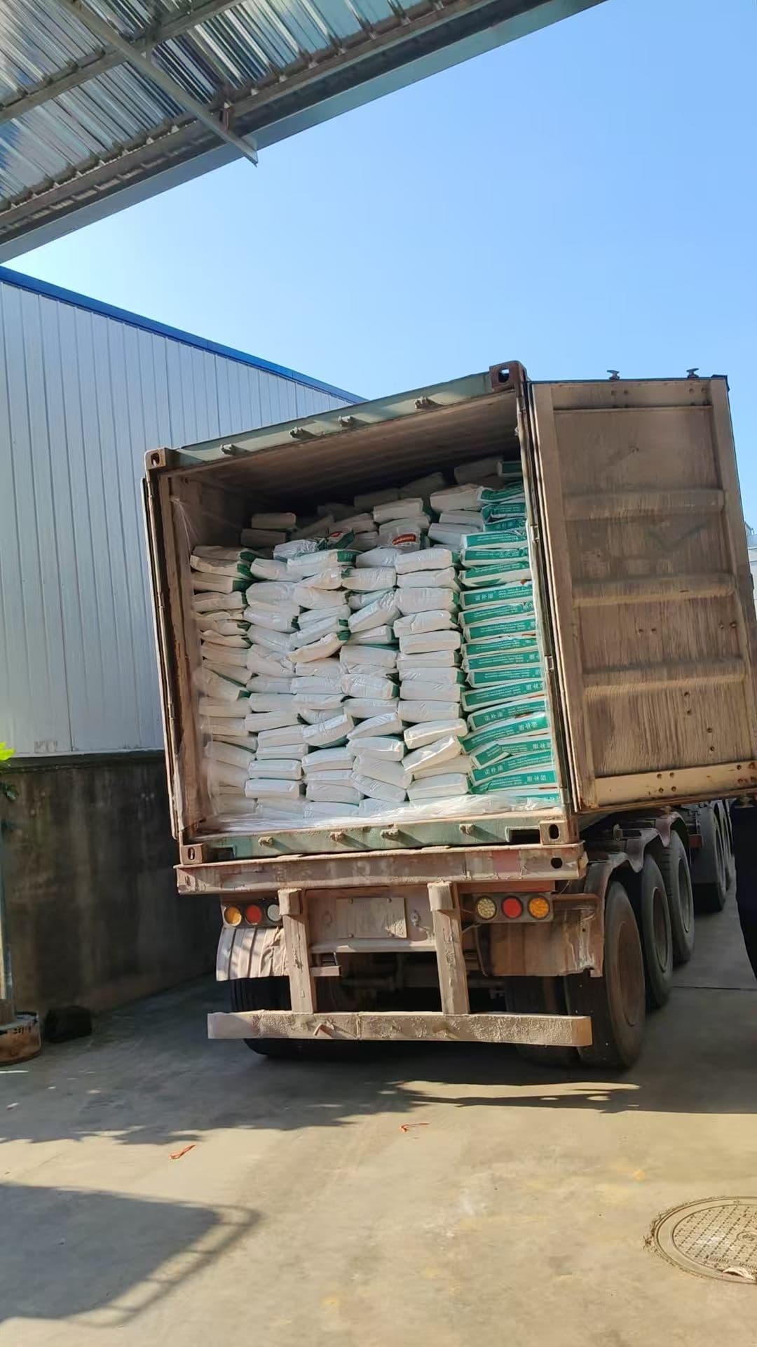 Ein Versandcontainer, vollständig mit Materialbeuteln beladen